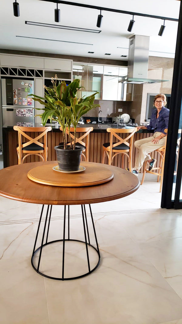Ambiente 2 com Mesa de Jantar Armação Redonda 120cm Madeira e Ferro - 5 Lugares