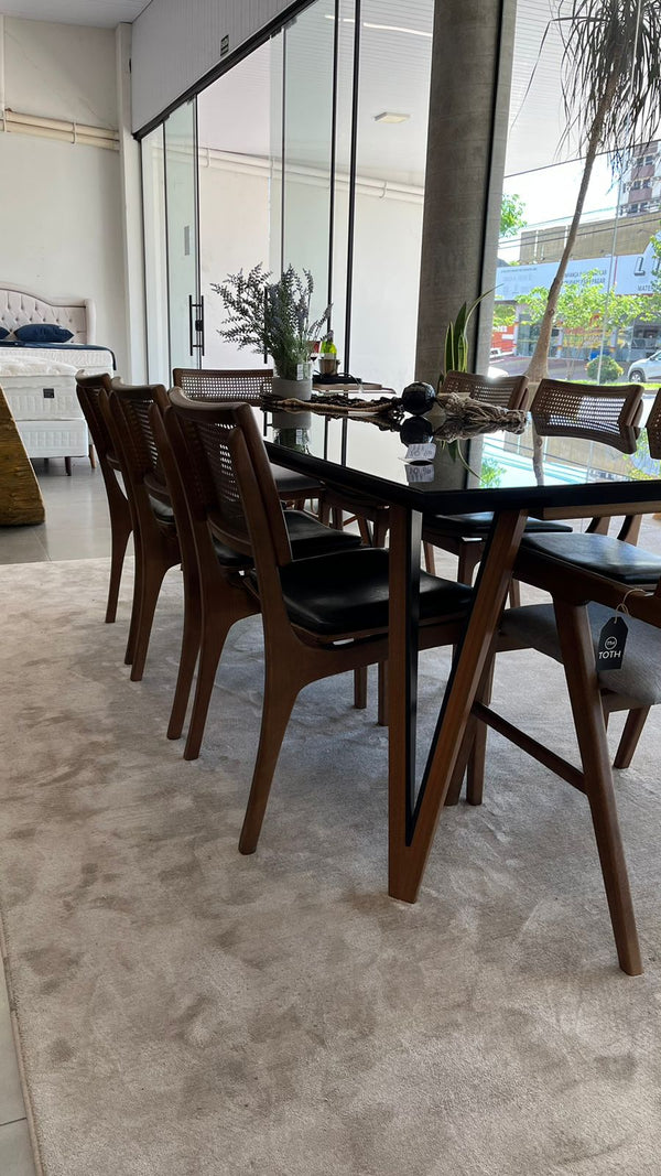 Ambiente 4 com Cadeira Riviera Madeira Castanho Escuro Tela Sextavada Assento Estofado Corino Preto