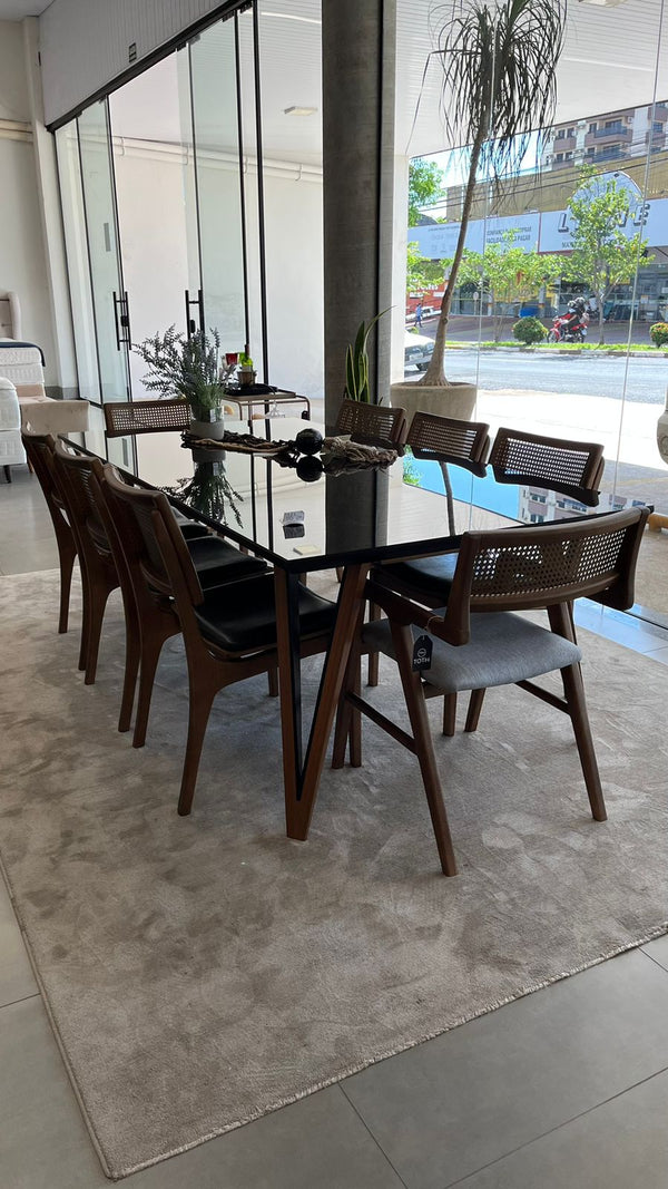 Ambiente 1 com Cadeira Riviera Madeira Castanho Escuro Tela Sextavada Assento Estofado Corino Preto