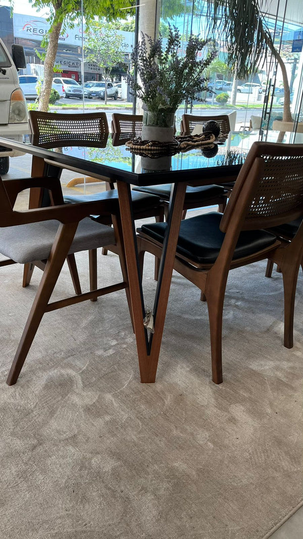 Ambiente 2 com Cadeira Riviera Madeira Castanho Escuro Tela Sextavada Assento Estofado Corino Preto