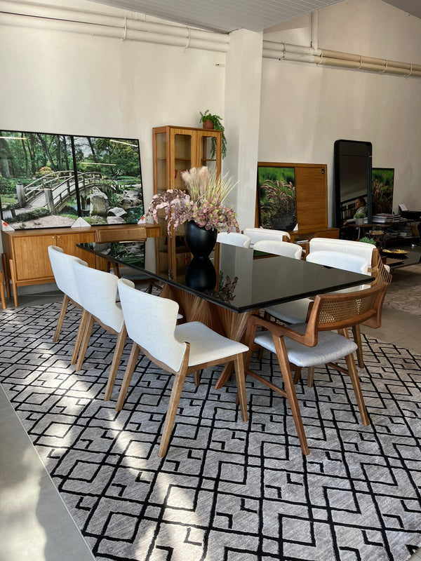 Ambiente 1 com Maisa Wooden Chair with Light Gray Linen Upholstery