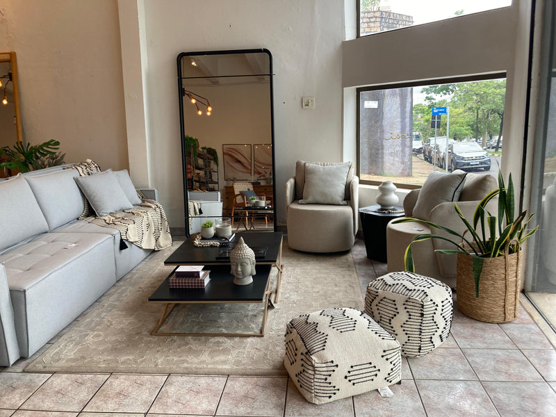 Sala de Estarcontemporâneo—Projeto SHOWROOMpor Toth Móveis— Toth Móveis