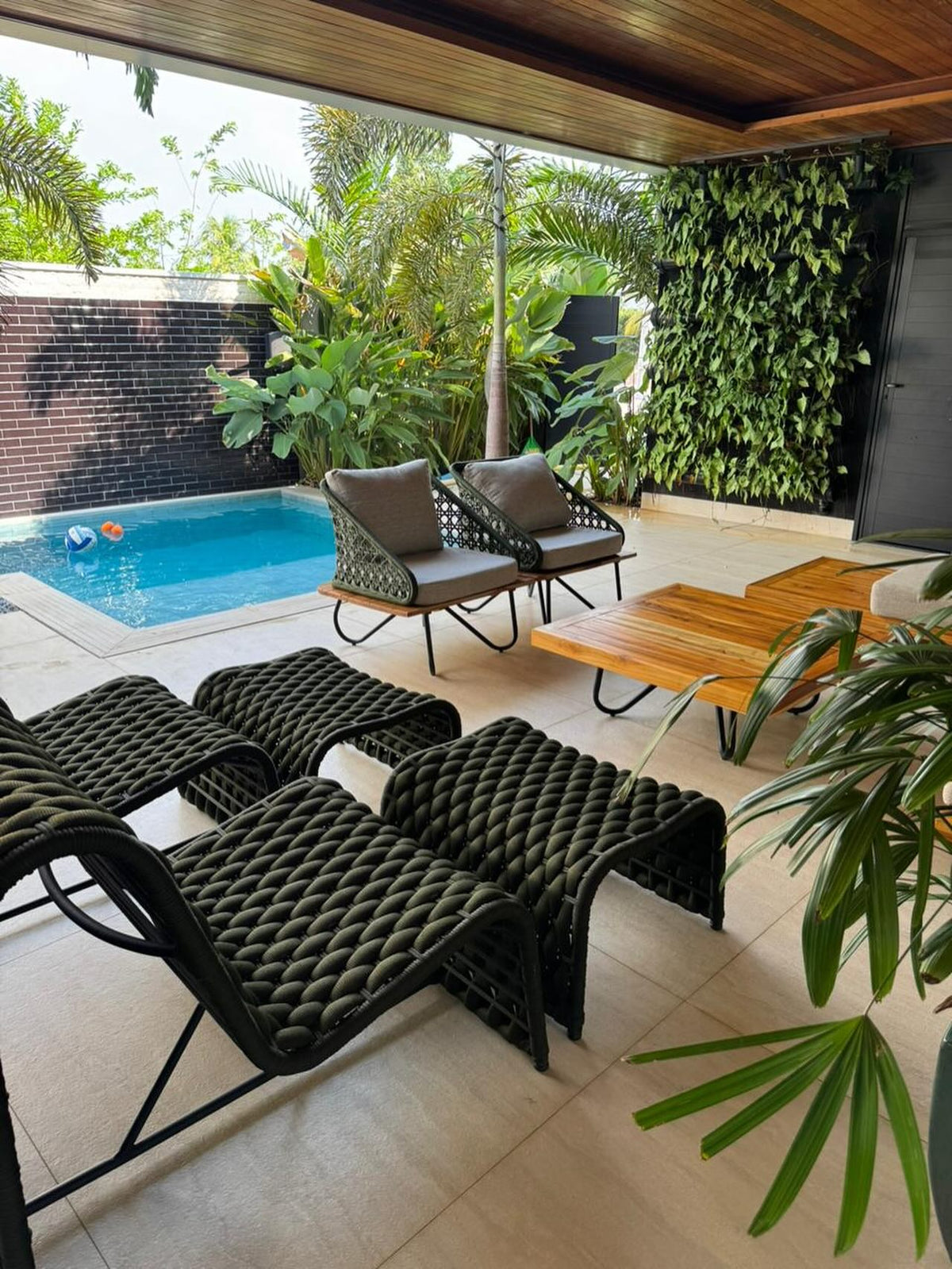 Poltrona Onda Alumínio cor Fendi e Corda Náutica cor Ocre em ambiente · Varanda e Jardim