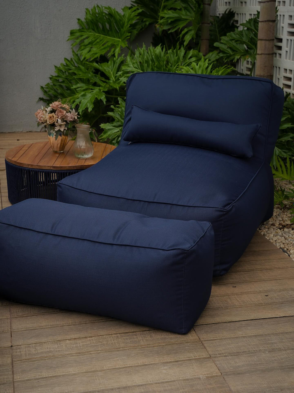 Poltrona Flow Estofado Revestido com Tecido Acqua Block Cinza em ambiente · Varanda e Jardim