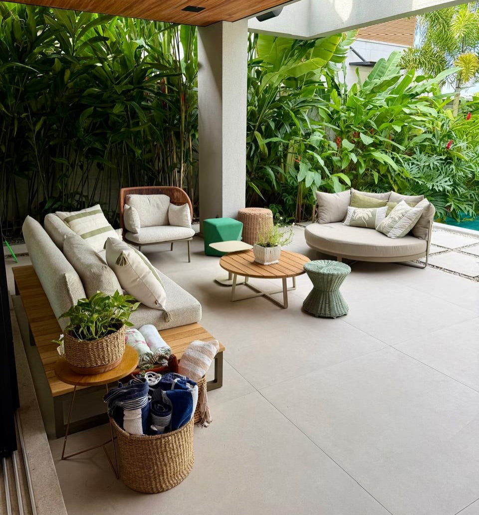Chaise Kauai Redonda 150cm Alumínio Cinza Micro Corda Náutica Areia e Tecido Dunas Cru em ambiente · Varanda e Jardim