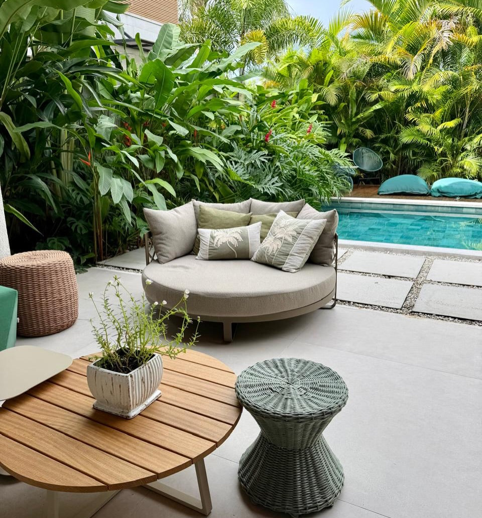 Chaise Kauai Redonda 150cm Alumínio Cinza Micro Corda Náutica Areia e Tecido Dunas Cru em ambiente · Varanda e Jardim