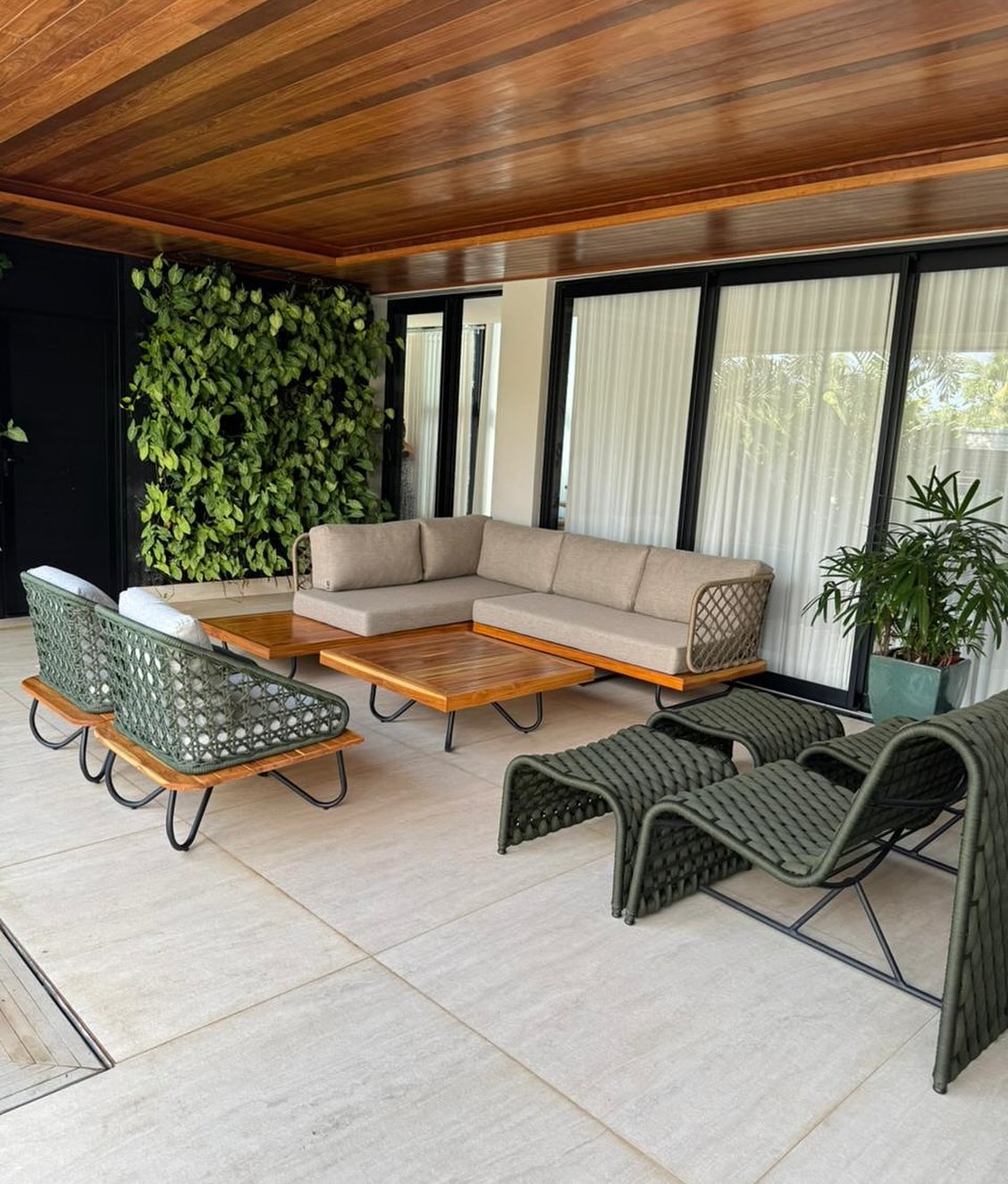 Poltrona Onda Alumínio cor Fendi e Corda Náutica cor Ocre em ambiente · Varanda e Jardim