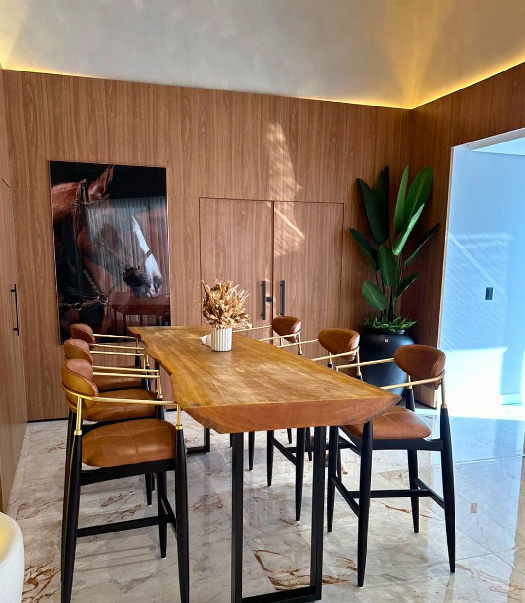 Banqueta Adara com Braço Madeira Off White Metal Dourado Assento Estofado BR5000 em ambiente · Cozinha