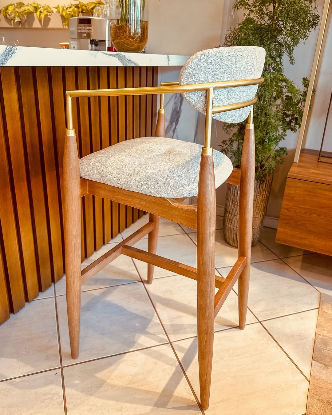 Banqueta Adara com Braço Madeira Off White Metal Dourado Assento Estofado BR5000 em ambiente · Cozinha