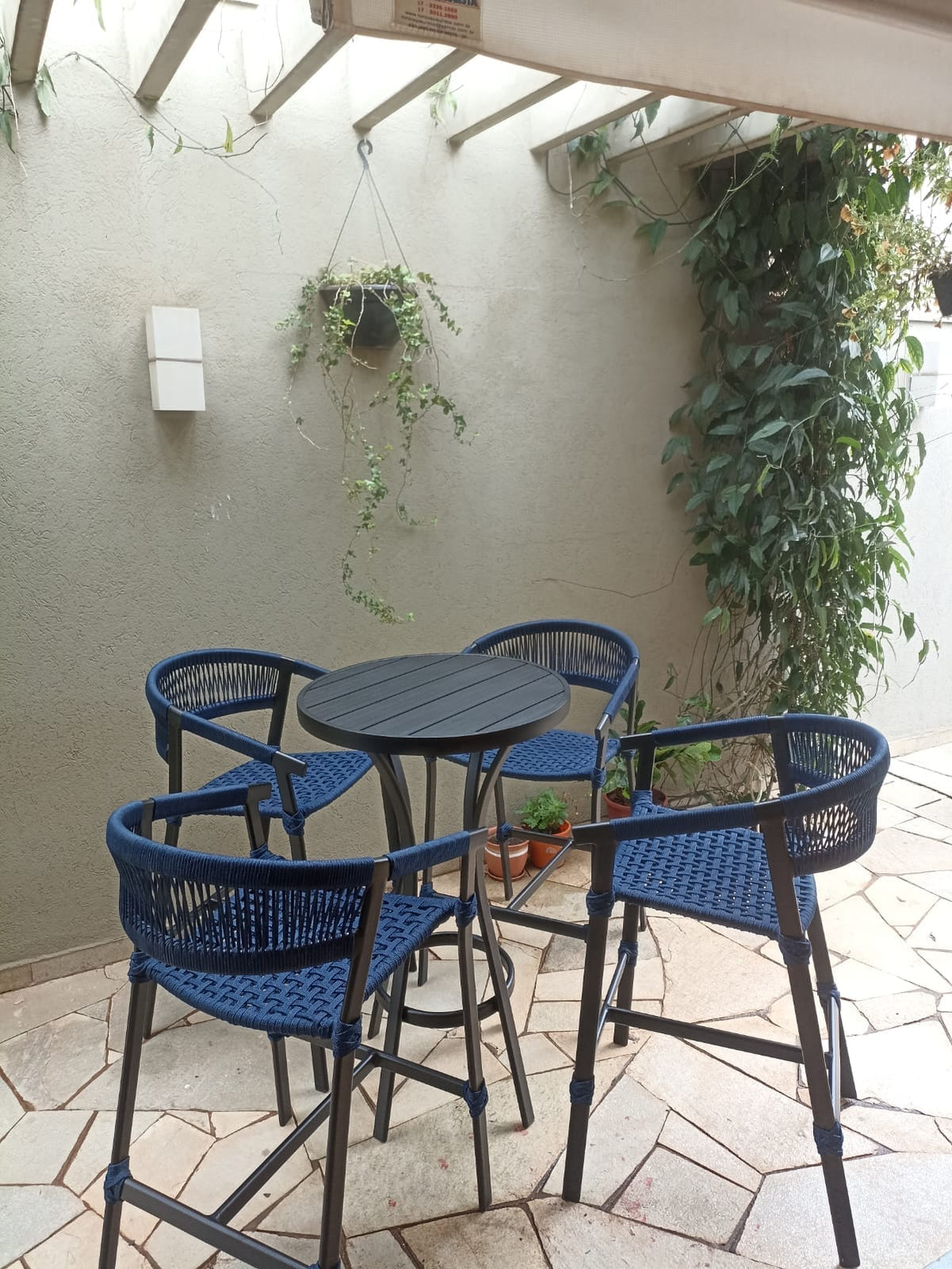 Taburete Duda con Brazo de Aluminio Color Café Cuerda Náutica Marrón em ambiente · Varanda e Jardim