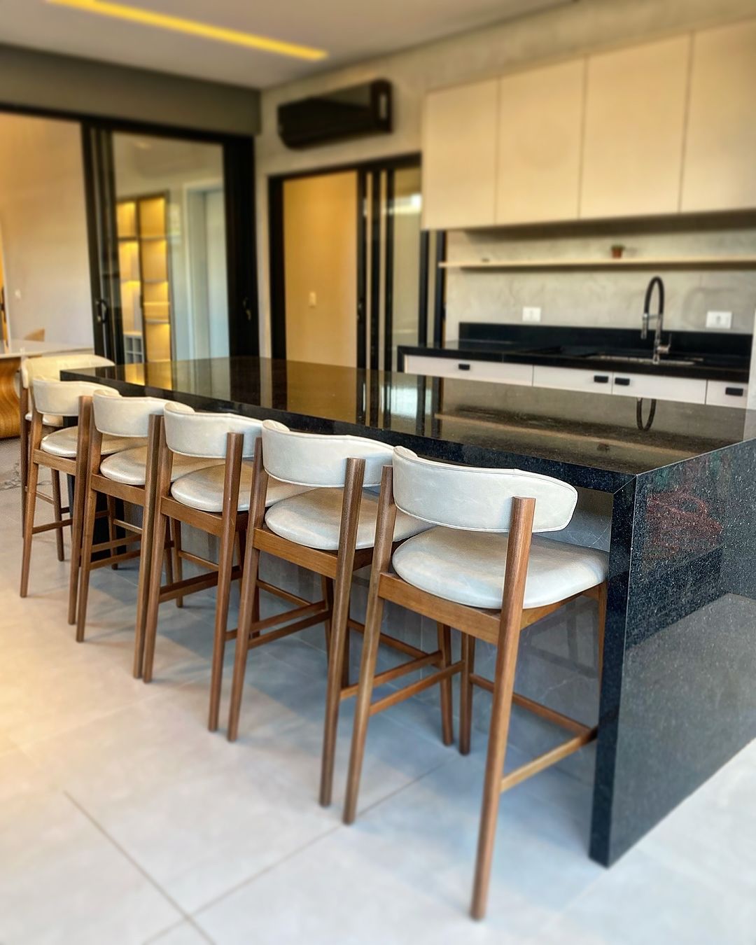 Taburete Dior Madera Asiento Tapizado Tela Dunas Perola 991A