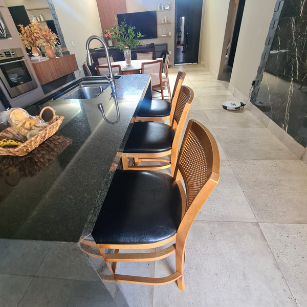 Ambiente 4 com Banqueta London Tela Rattan Madeira Cor Pinhão Assento Estofado PU Preto