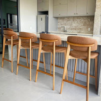 Taburete Monic de Madera de Almendro con Respaldo y Asiento Tapizado en Tela Piel 534