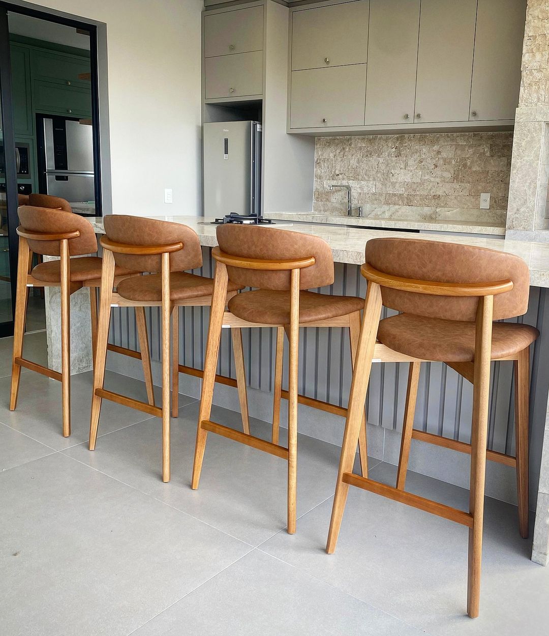 Taburete Monic de Madera de Almendro con Respaldo y Asiento Tapizado en Tela Piel 534