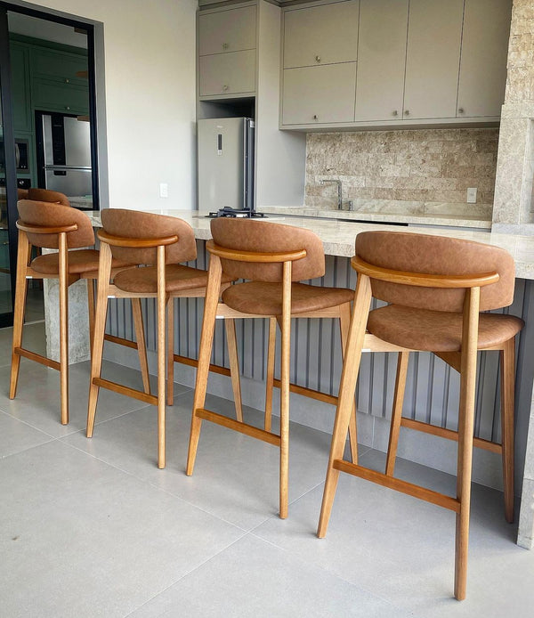 Ambiente 1 com Taburete Monic de Madera de Almendro con Respaldo y Asiento Tapizado en Tela Piel 534