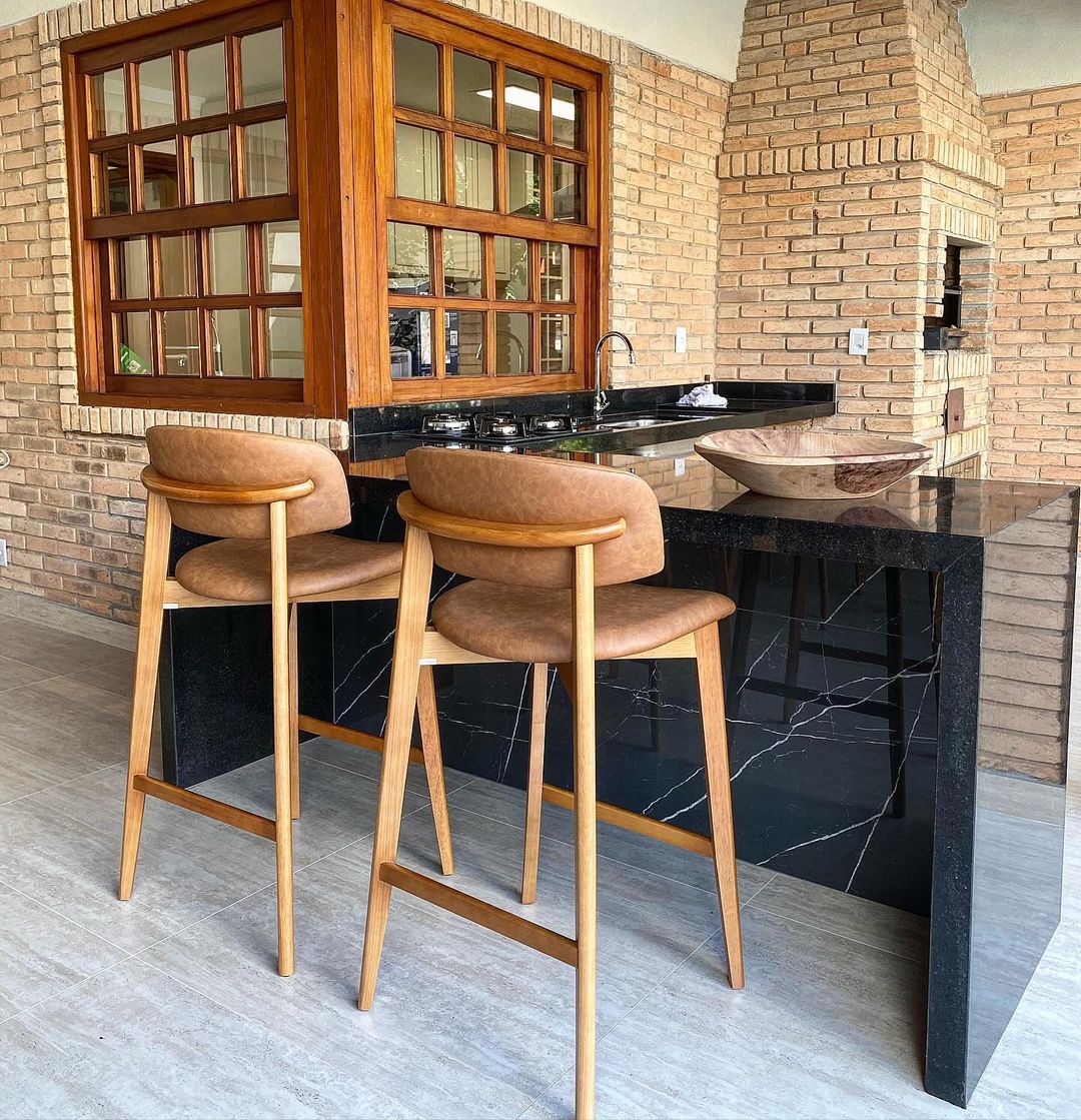Taburete Monic de Madera de Almendro con Respaldo y Asiento Tapizado en Tela Piel 534