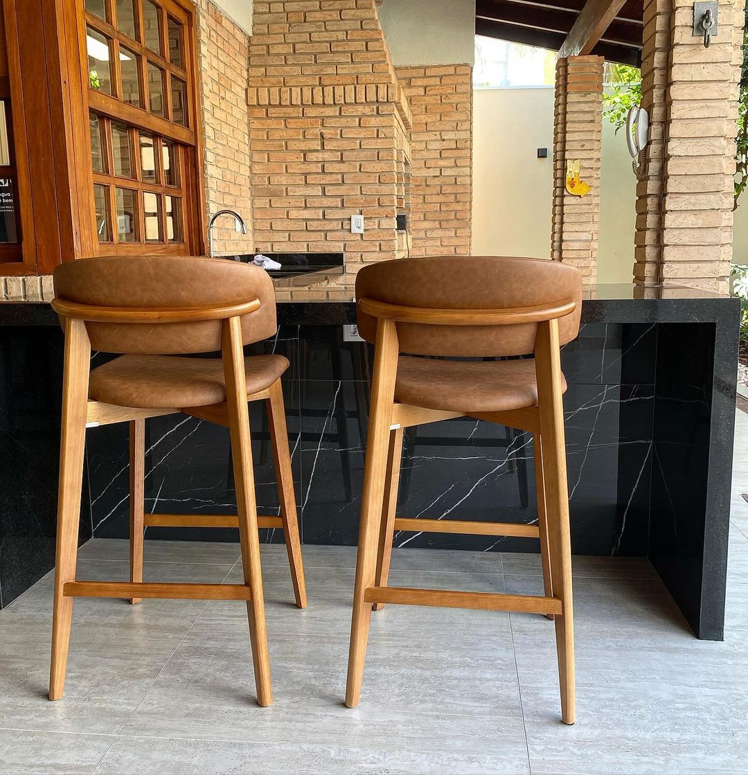 Taburete Monic de Madera de Almendro con Respaldo y Asiento Tapizado en Tela Piel 534