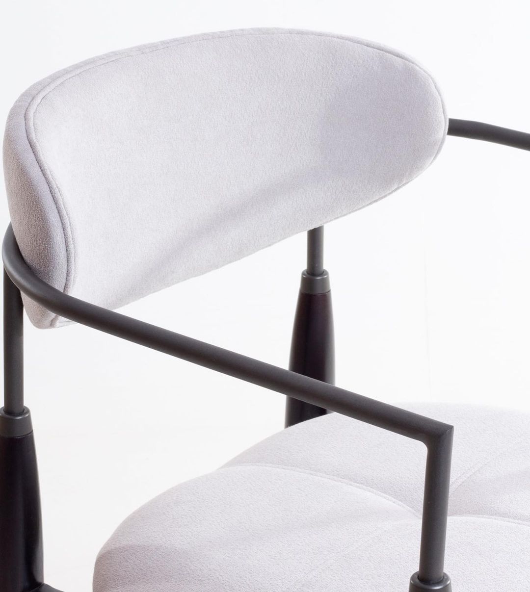 Cadeira Adara com Braço Madeira Preto Fosco Metal Preto Assento Estofado Tecido BR6000