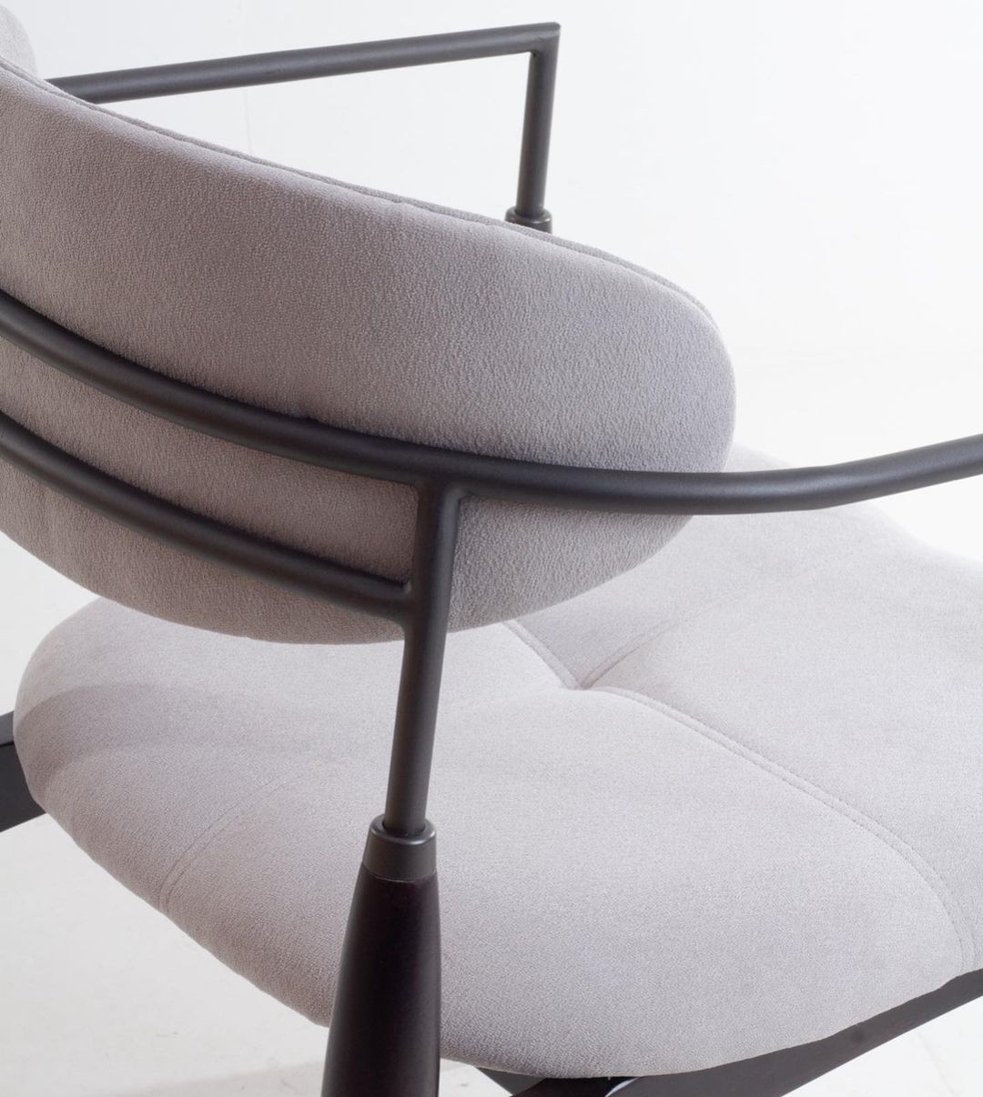 Cadeira Adara com Braço Madeira Preto Fosco Metal Preto Assento Estofado Tecido BR6000