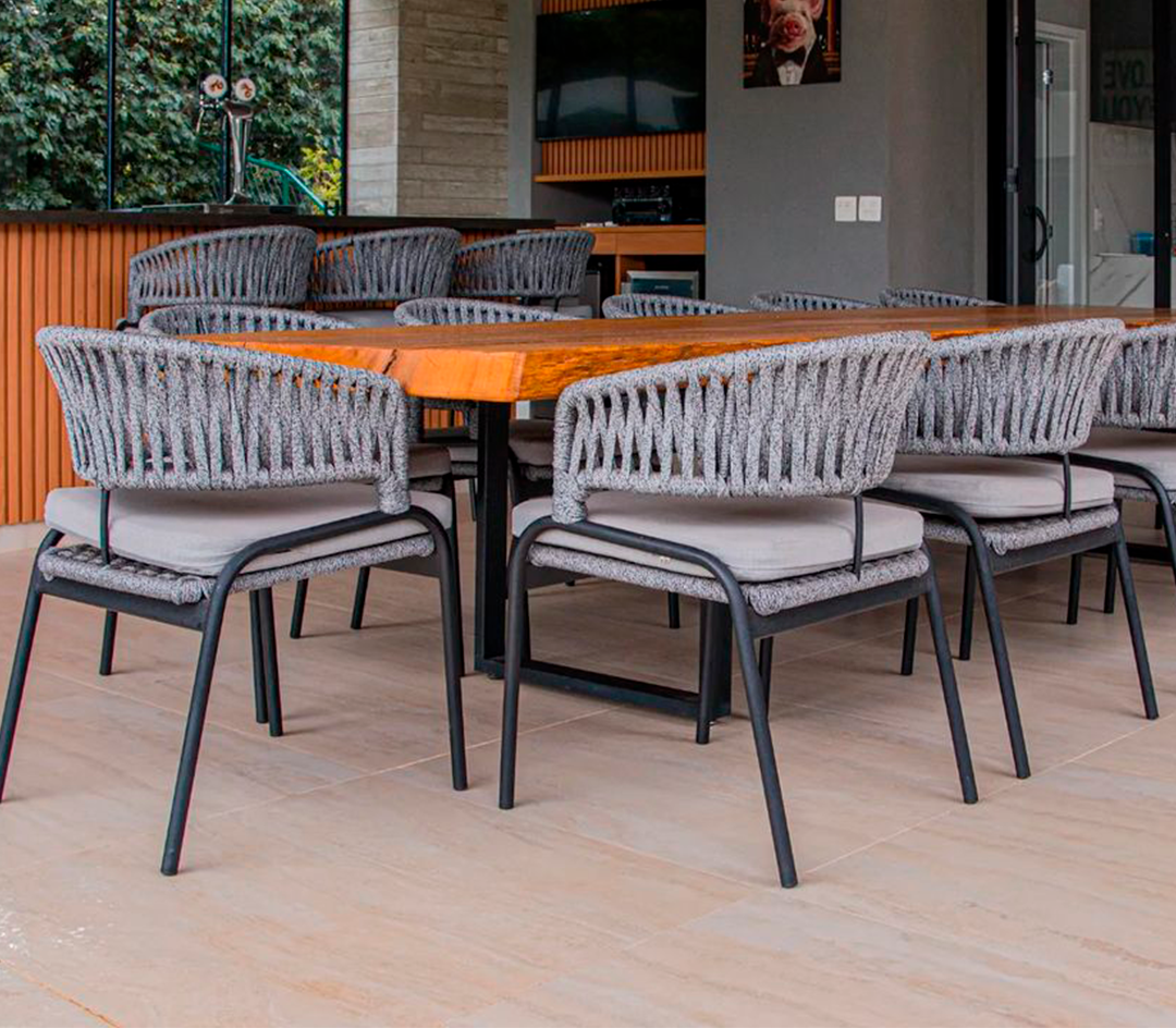 Cadeira Deka Alumínio Cor Fendi Tricô Náutico Cor Verde Musgo em ambiente · Sala de Jantar