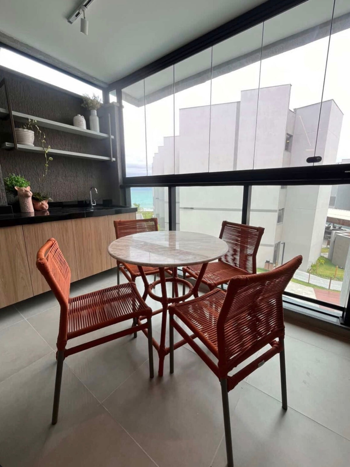 Silla Panama Aluminio Color Champán Cuerda Náutica Color Beige em ambiente · Sala de Jantar