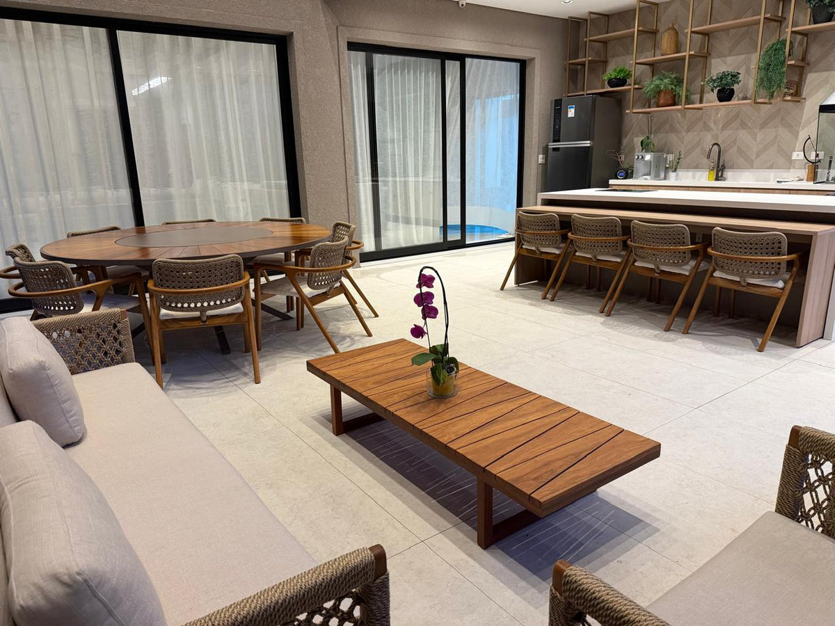 Cadeira Ravena Madeira Freijó Corda Náutica Cor Cinza Assento Estofado Tecido Boucle White em ambiente · Sala de Jantar