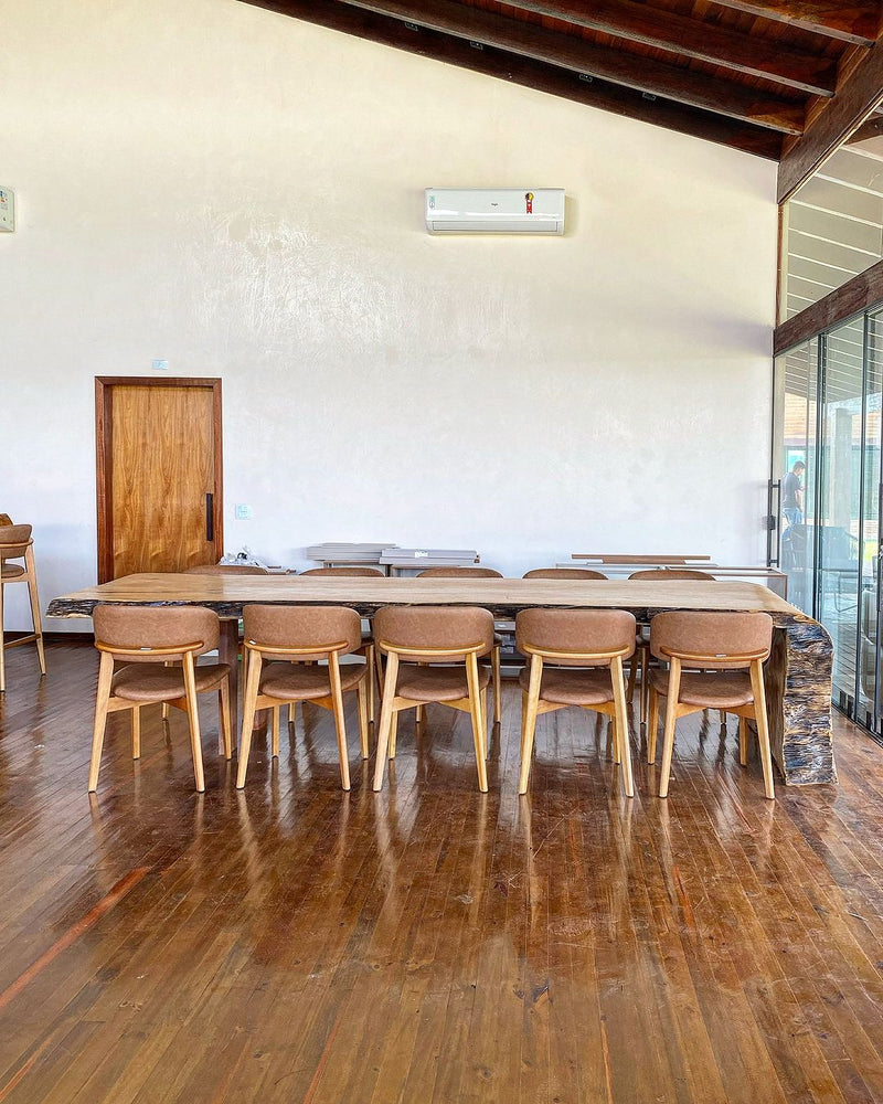 Cadeira Monic Madeira Amêndoa Encosto e Assento Estofado Tecido Linho 407