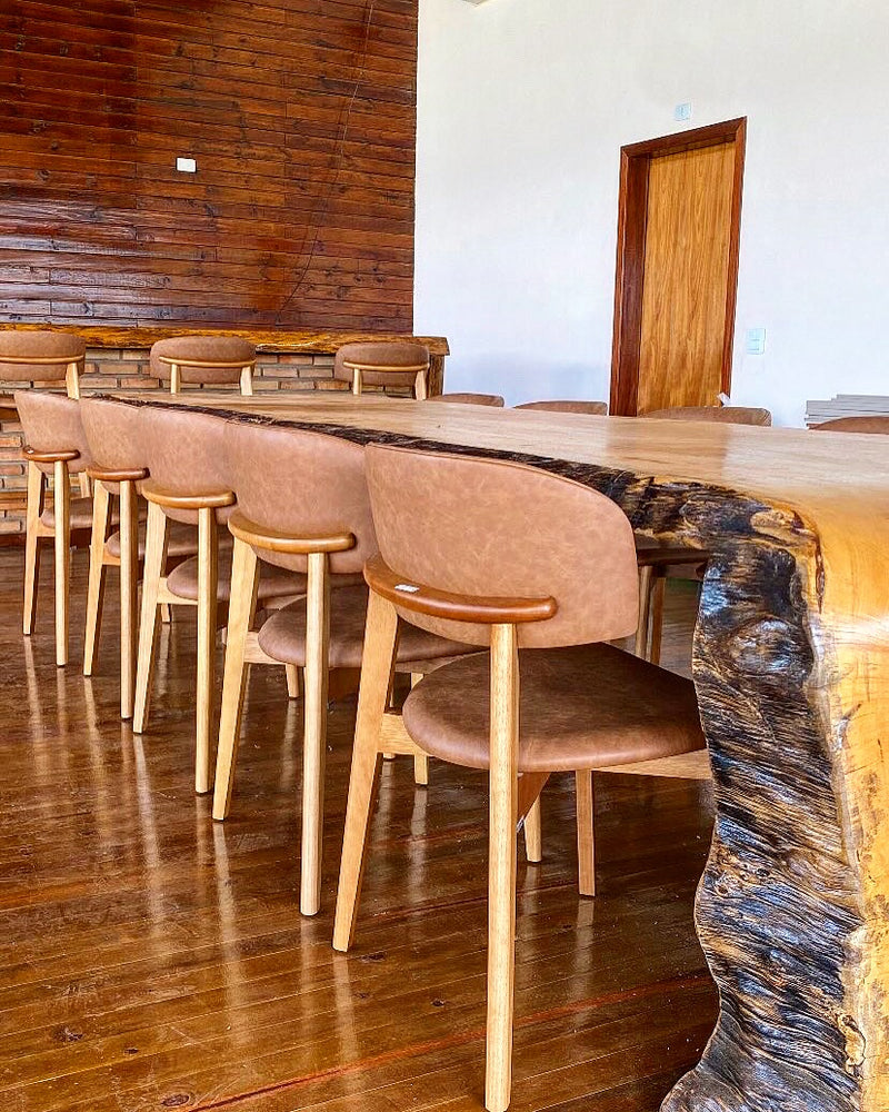 Cadeira Monic Madeira Amêndoa Encosto e Assento Estofado Tecido Linho 407