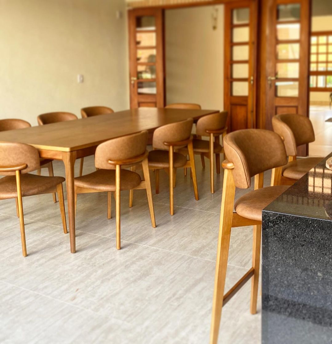 Taburete Monic de Madera de Almendro con Respaldo y Asiento Tapizado en Tela Piel 534