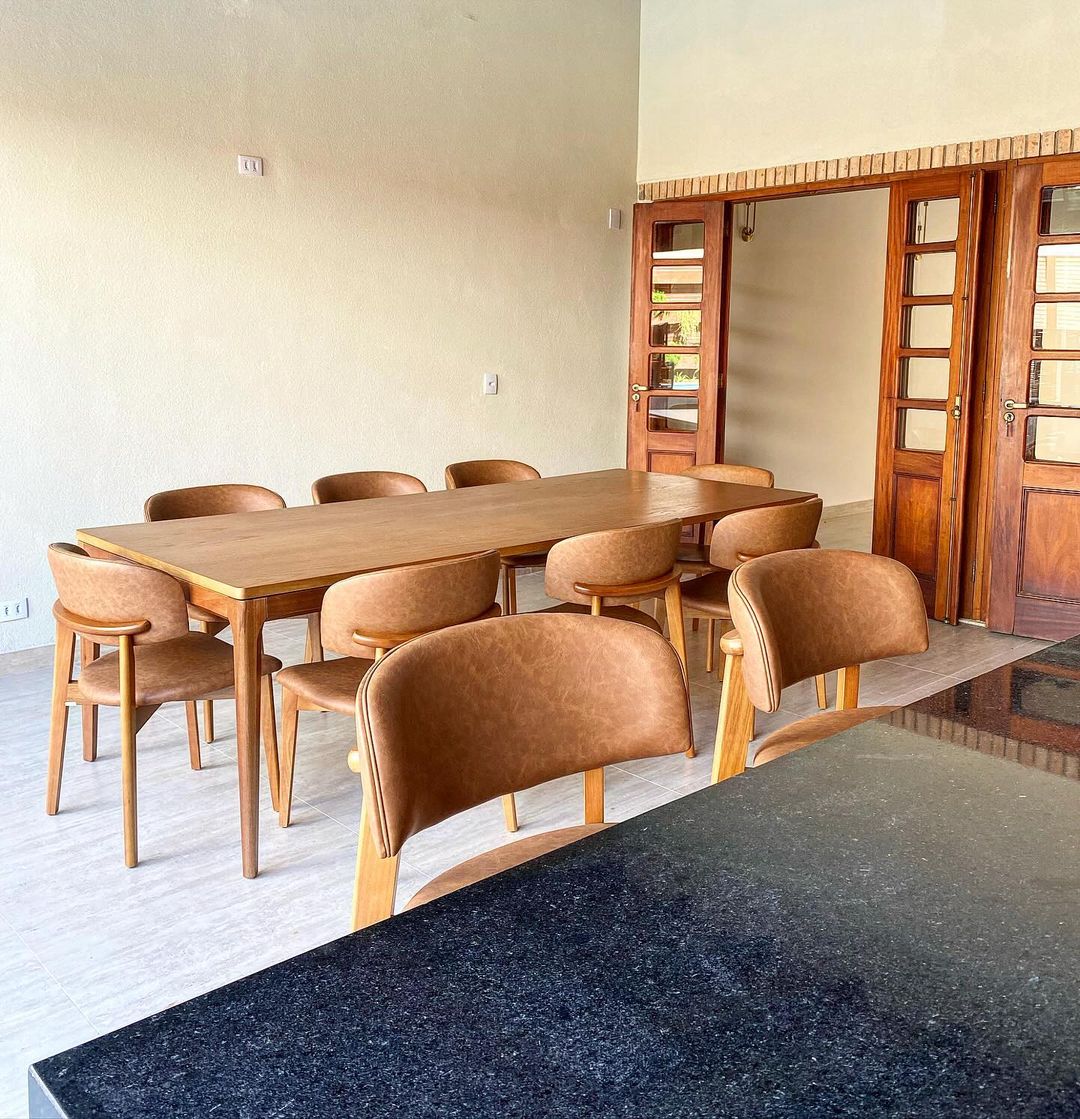 Taburete Monic de Madera de Almendro con Respaldo y Asiento Tapizado en Tela Piel 534