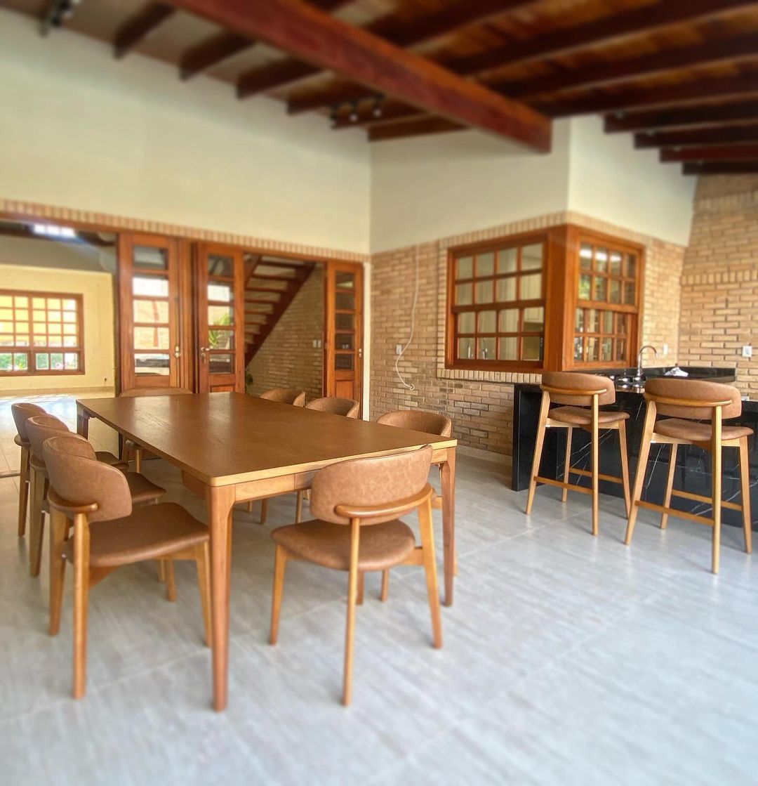 Taburete Monic de Madera de Almendro con Respaldo y Asiento Tapizado en Tela Piel 534