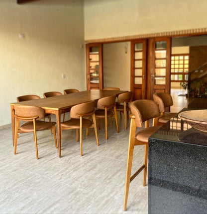 Taburete Monic de Madera de Almendro con Respaldo y Asiento Tapizado en Tela Piel 534