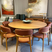 Silla Monic de Madera de Almendro con Respaldo y Asiento Tapizado en Tela Braque 579