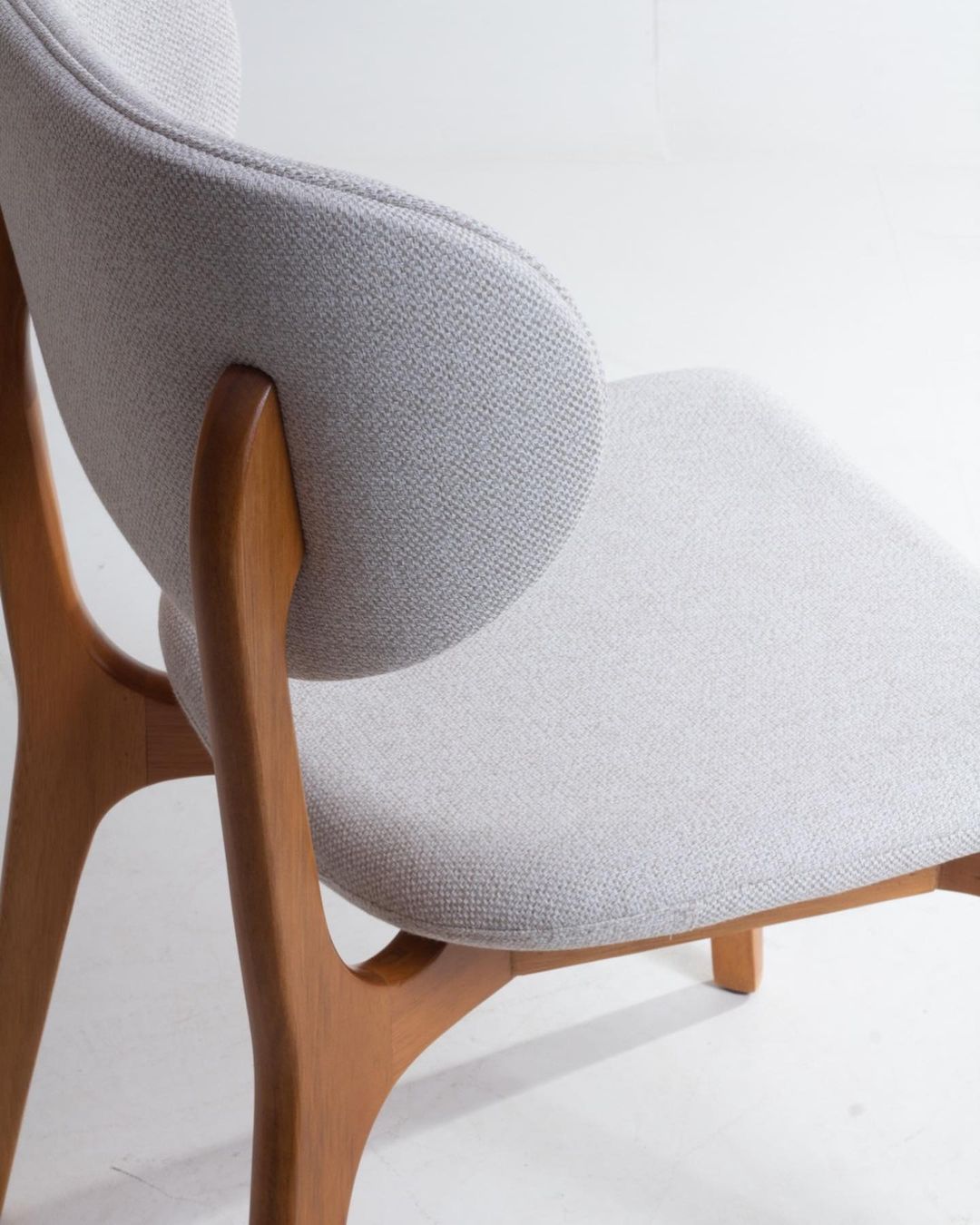 Silla de pintura Elis Wood 60 Asiento tapizado en tela BR6020