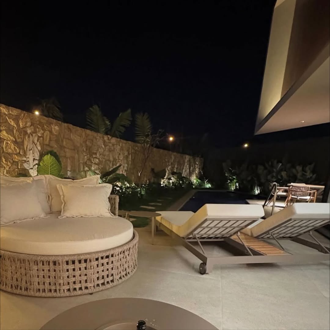Chaise Vitta Alumínio Fendi Corda Náutica Rami e Tecido Duna Cru em ambiente · Varanda e Jardim