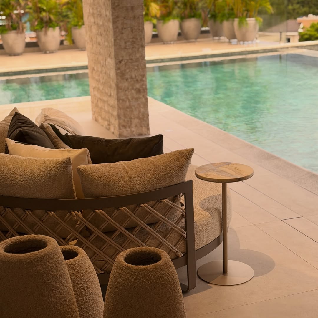 Chaise Kauai Redonda 150cm Alumínio Cinza Micro Corda Náutica Areia e Tecido Dunas Cru em ambiente