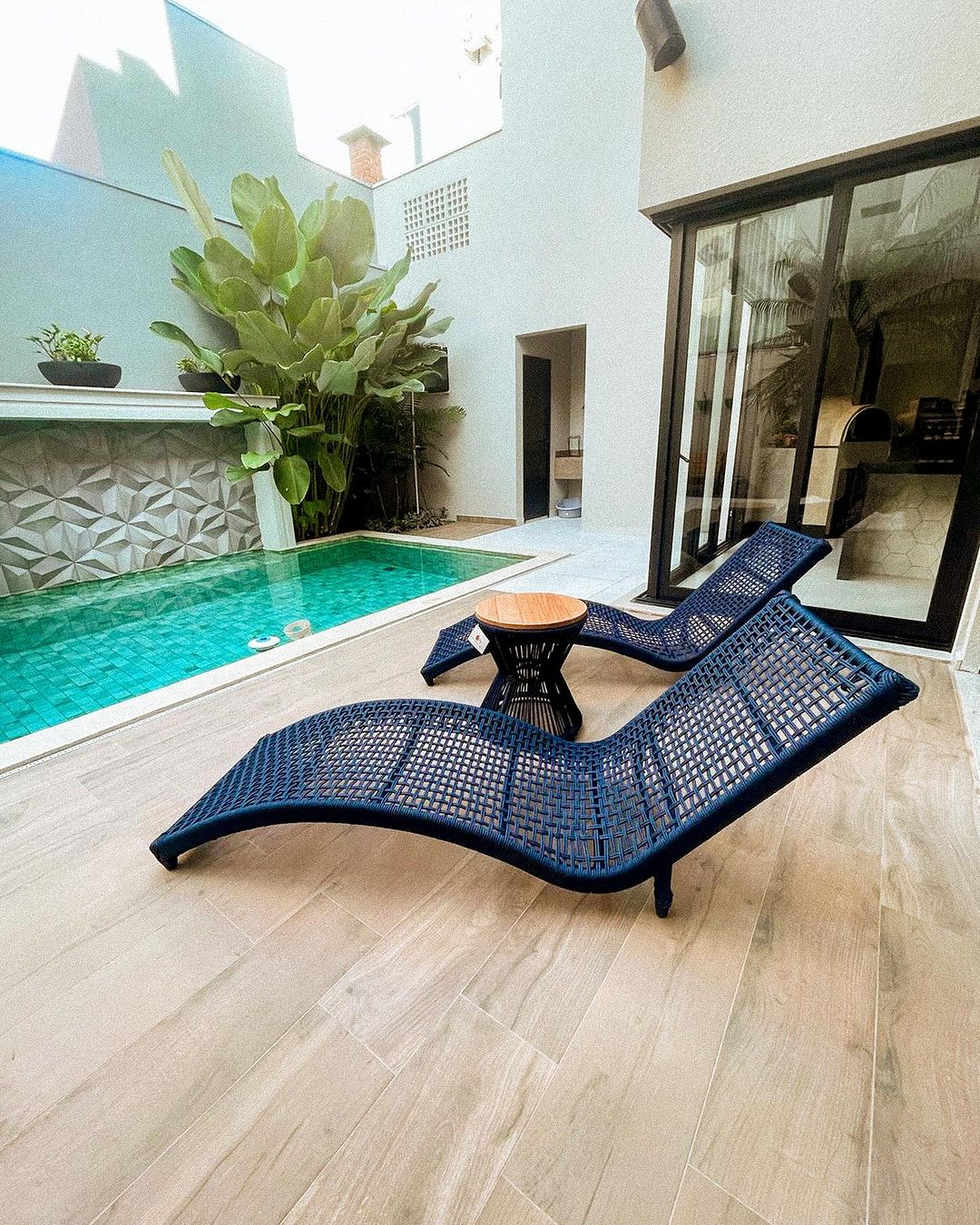 Espreguiçadeira Flow Alumínio e Corda Náutica Verde em ambiente · Varanda e Jardim