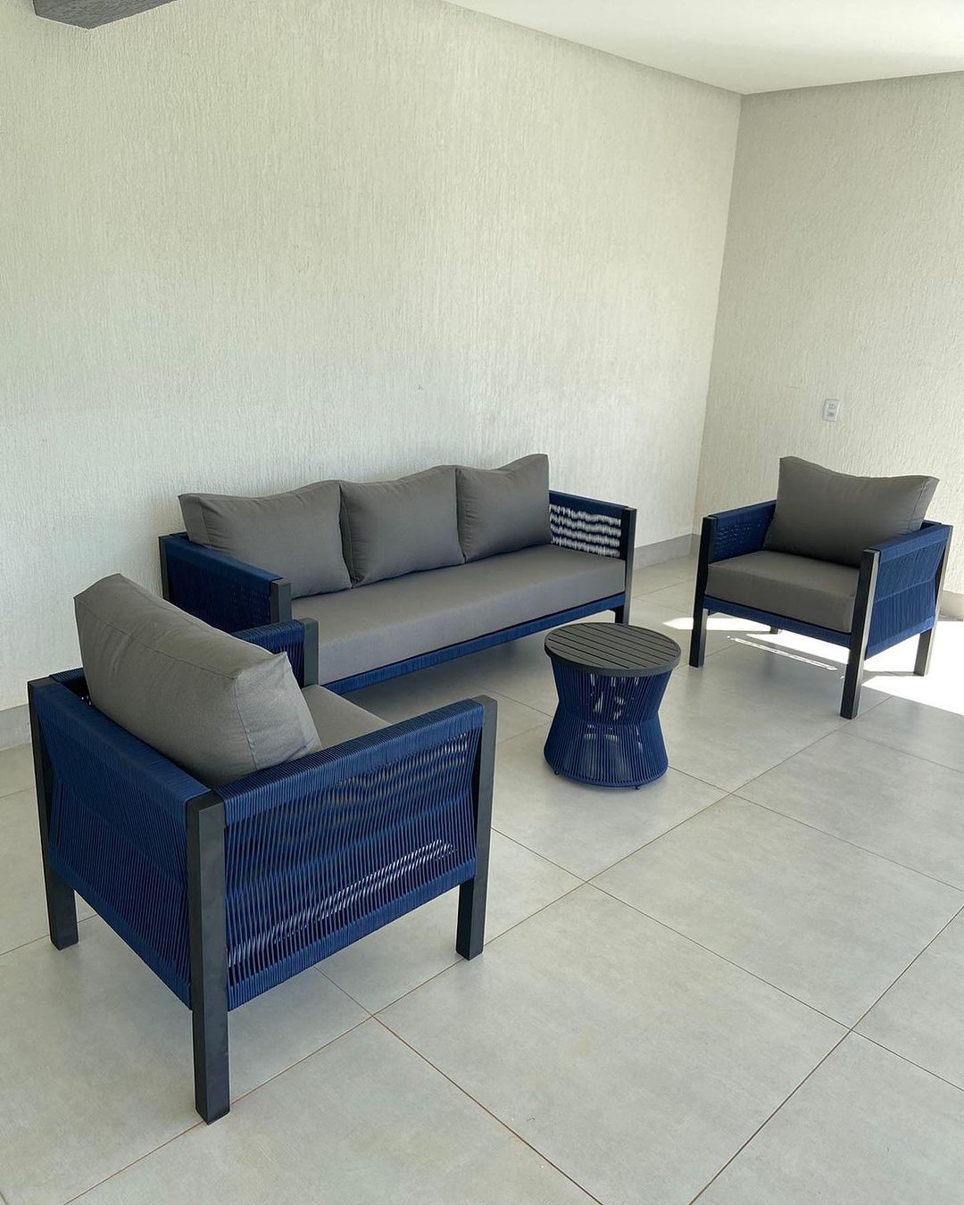 Poltrona Lux Madeira Maciça Corda Náutica Preta Estofado Tecido Cinza Claro em ambiente · Varanda e Jardim