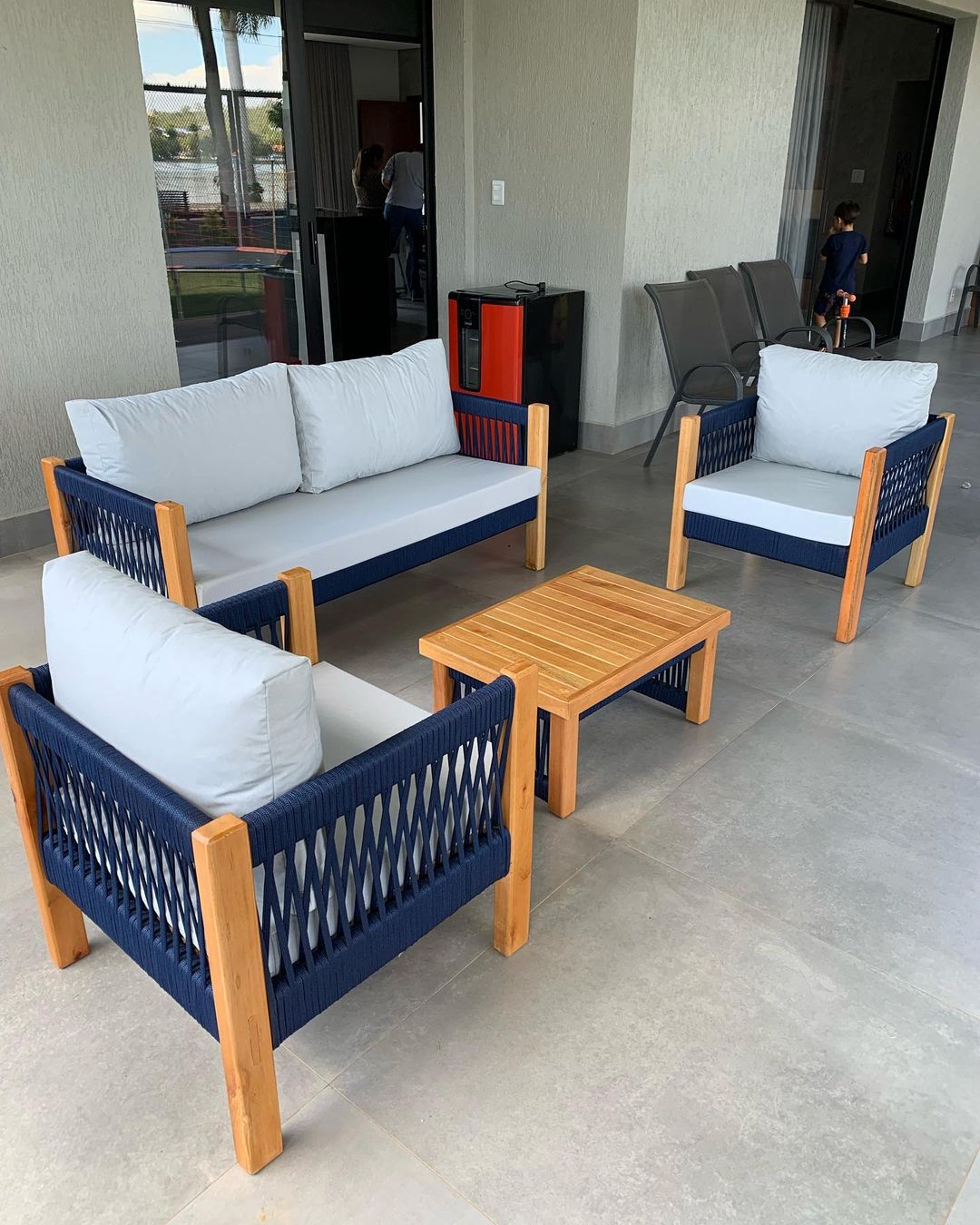 Poltrona Lux Madeira Maciça e Corda Náutica Estofado em ambiente · Varanda e Jardim