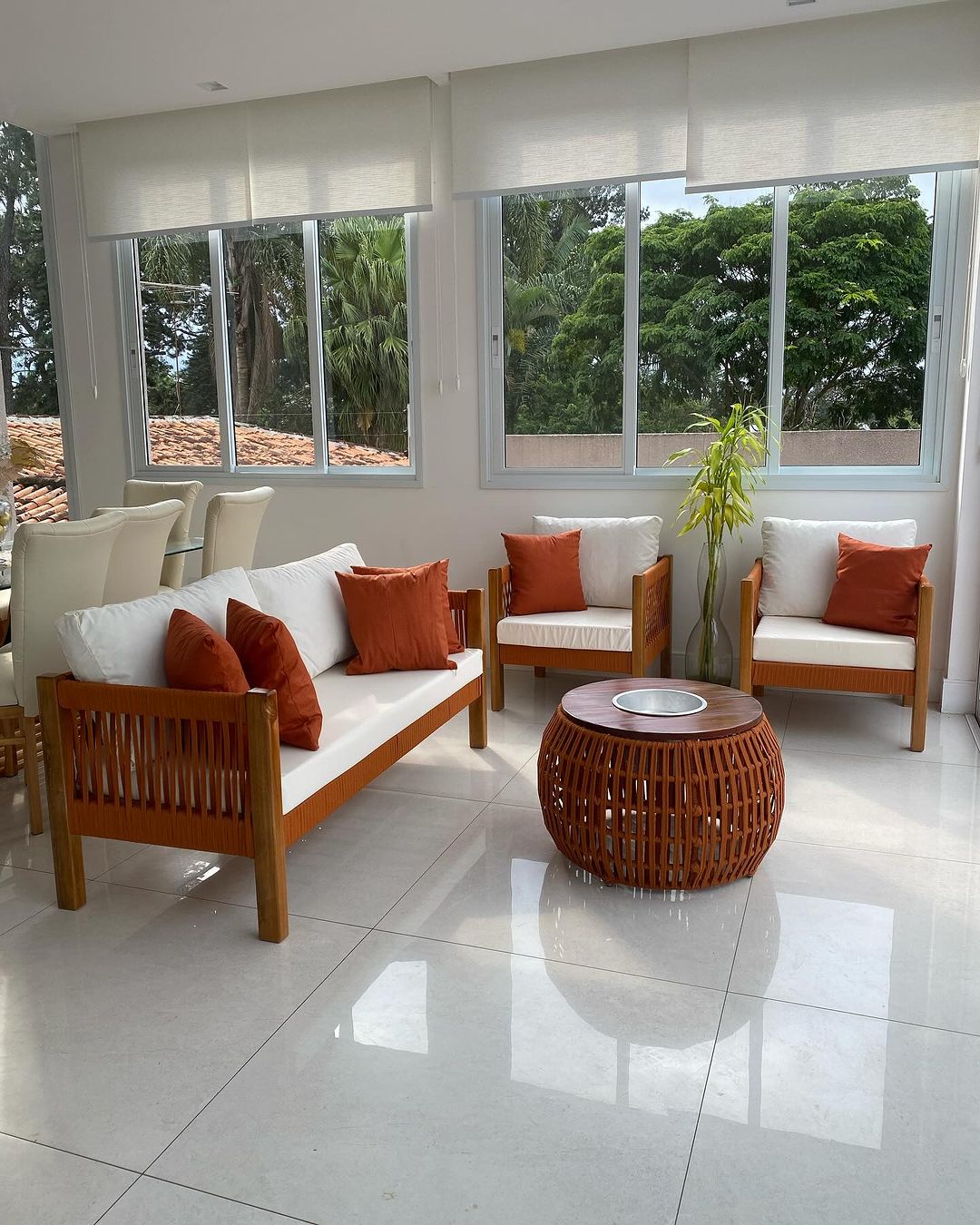 Poltrona Lux Madeira Maciça e Corda Náutica Estofado em ambiente · Varanda e Jardim