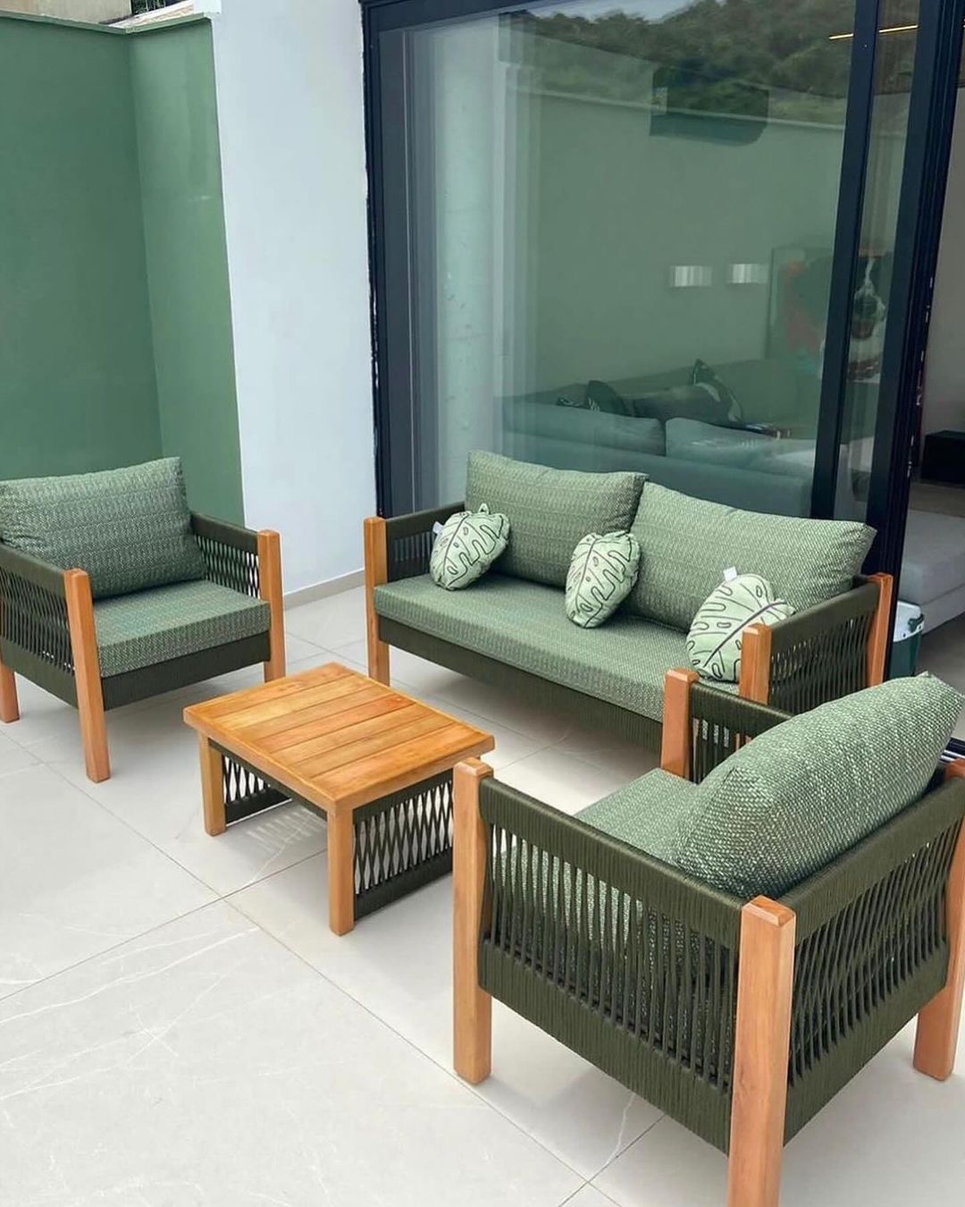 Poltrona Lux Madeira Maciça e Corda Náutica Estofado em ambiente · Varanda e Jardim