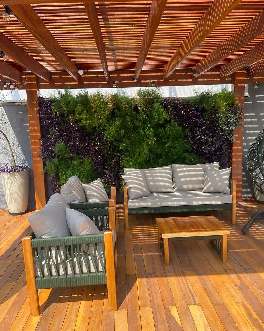 Varanda e Jardim com Mesa Lateral Lux, Poltrona Lux e mais 3