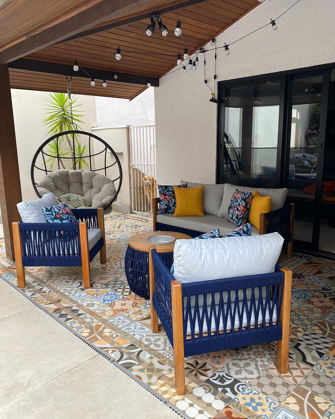 Poltrona Lux Madeira Maciça e Corda Náutica Estofado em ambiente · Varanda e Jardim