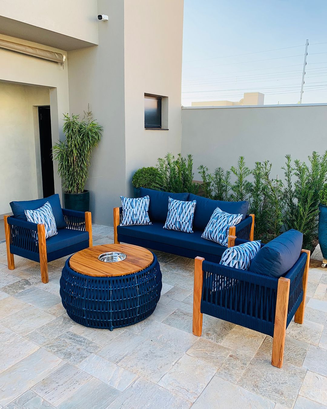 Poltrona Lux Madeira Maciça e Corda Náutica Estofado em ambiente · Varanda e Jardim