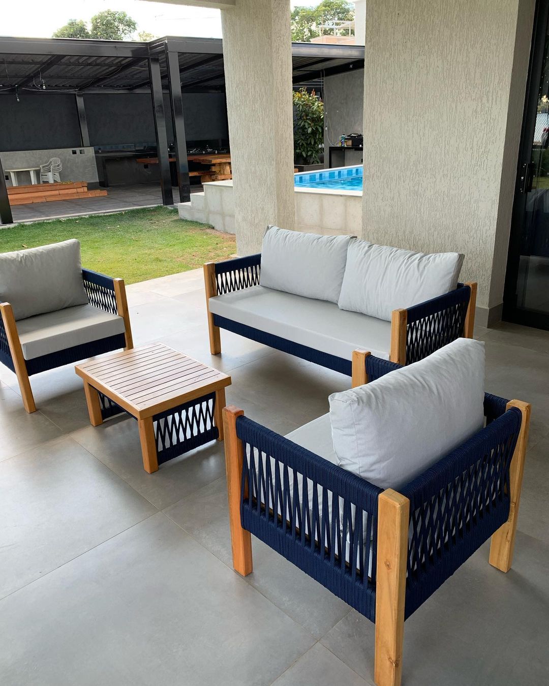 Jogo de Banco Lux Madeira Maciça e Corda Náutica - 4 Lugares em ambiente · Varanda e Jardim