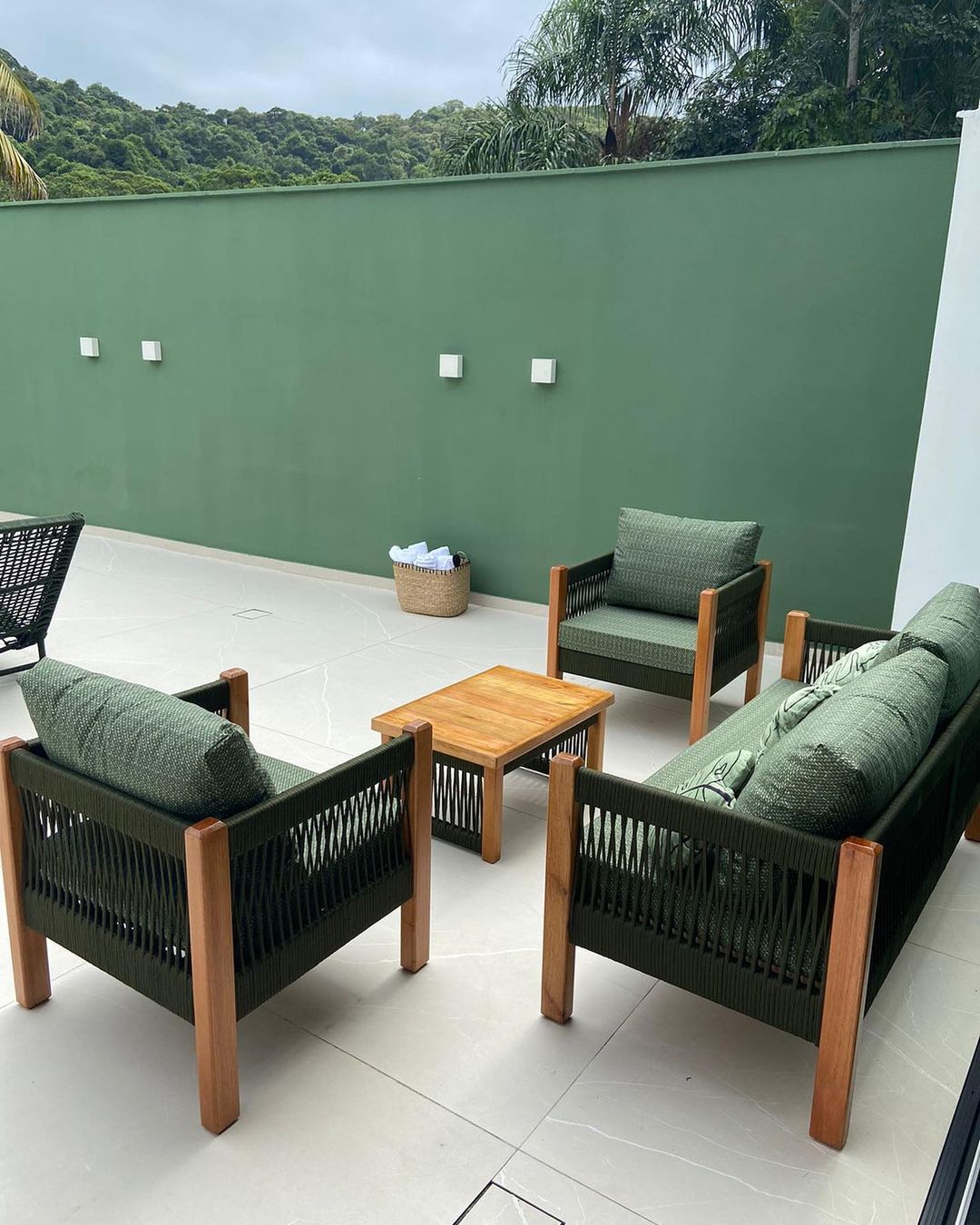 Sofá de Canto Lux Madeira Maciça Peroba Rosa Corda Náutica e Estofado Tecido Acquablock em ambiente · Varanda e Jardim