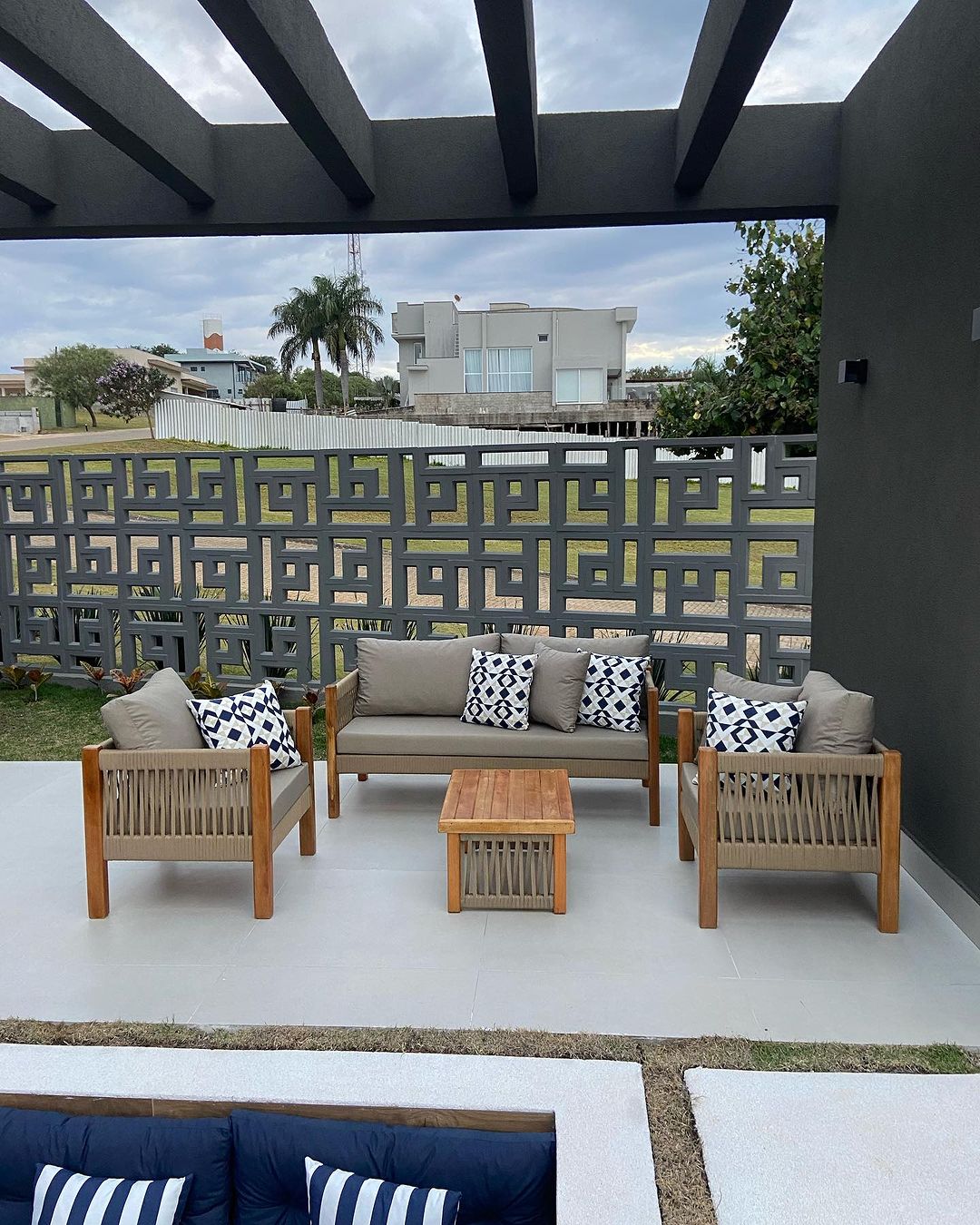 Sofá de Canto Lux Madeira Maciça Peroba Rosa Corda Náutica e Estofado Tecido Acquablock em ambiente · Varanda e Jardim