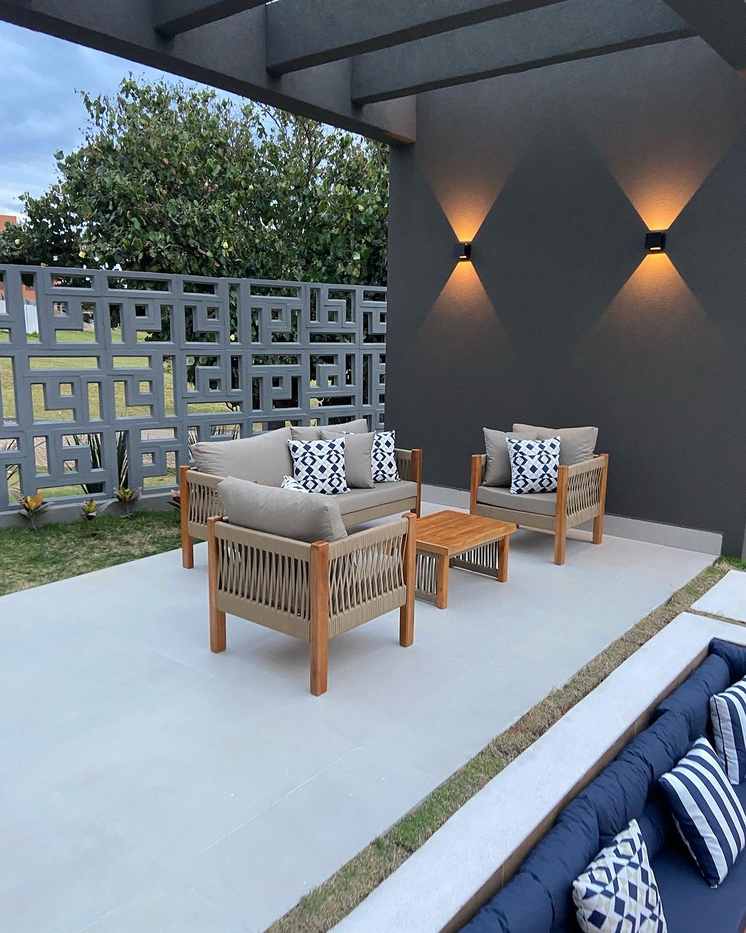 Varanda e Jardim com Jogo de Banco Lux, Banco Lux e mais 3