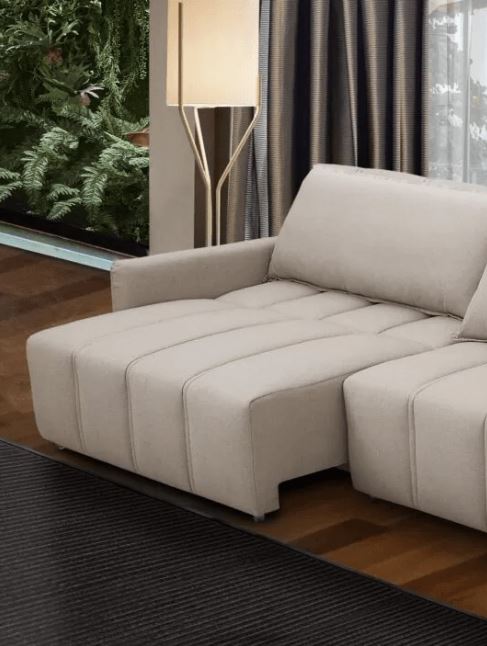 Ambiente 1 com Sofá Estofado Nivus Retrátil e Reclinável Couríssimo Marrom