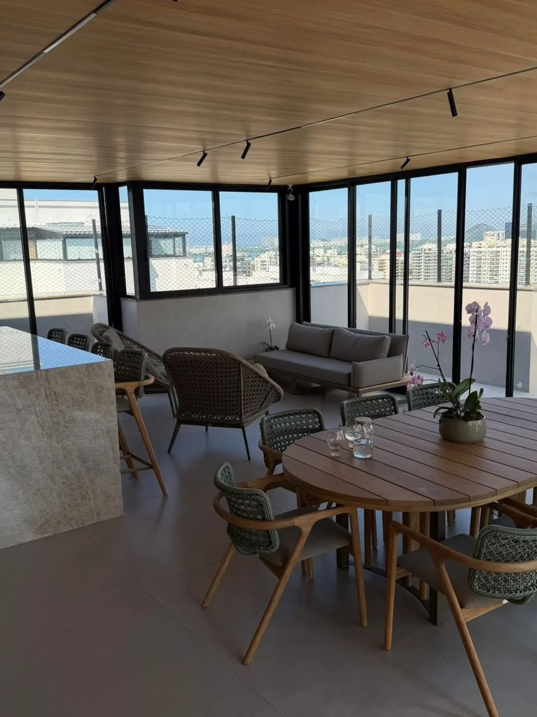 Mesa de Jantar Lyse Oval Alumínio Cinza Micro Tampo Madeira Maciça Cumaru 300x120cm